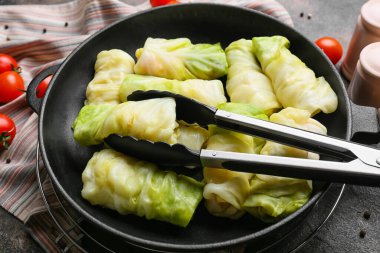 Pişmemiş lahana rulosuyla kızartma tavası.