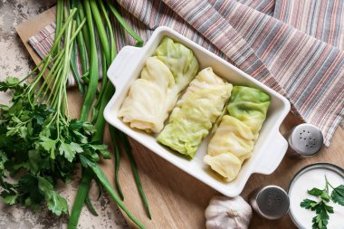 Pişmemiş lahana dürümlü fırın tabağı.