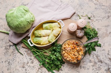 Pişmemiş lahana ruloları ve grunge arkaplanda pişirme yemeği.