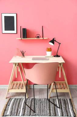 Modern işyerine sahip şık bir oda.