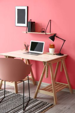 Modern işyerine sahip şık bir oda.