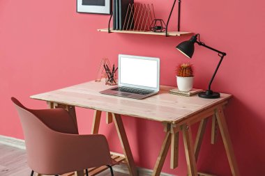 Modern işyerine sahip şık bir oda.