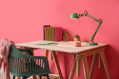 Modern işyerine sahip şık bir oda.