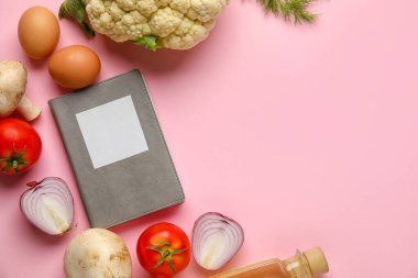 Renkli arka planda ürünleri olan tarif kitabı