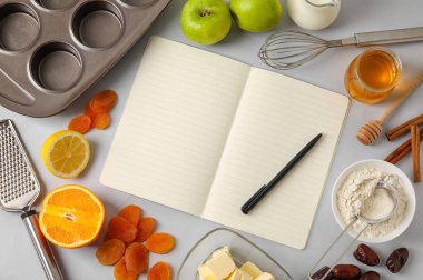 Gri arka planda ürünleri olan tarif kitabı