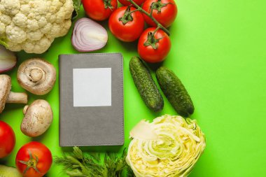 Renkli arka planda ürünleri olan tarif kitabı