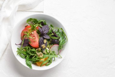 Hafif arka planda lezzetli taze salata ile kase