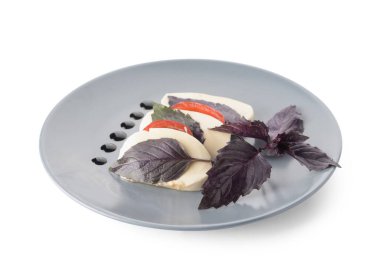 Beyaz arka planda taze Caprese salatası.