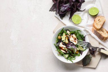 Lezzetli taze salata, ekmek ve limonlu kompozisyon