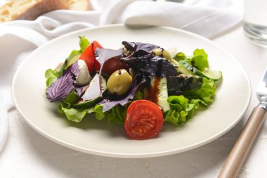 Hafif arka planda lezzetli taze salata tabağı, yakın plan.