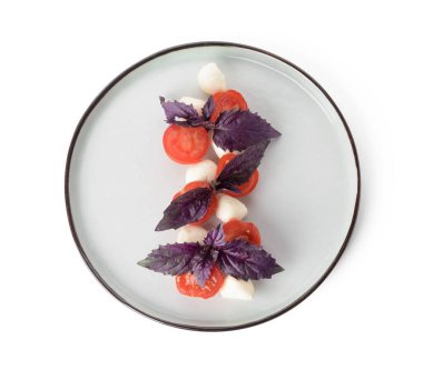 Beyaz arka planda taze Caprese salatası.