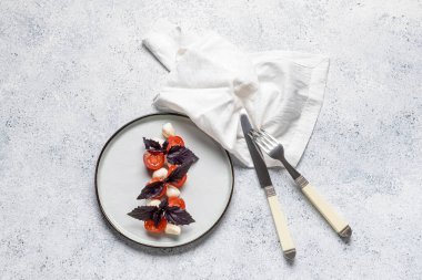 Hafif arka planda taze Caprese salatası.