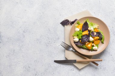 Hafif arka planda lezzetli taze salata tabağı.