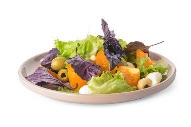 Beyaz arka planda lezzetli taze salata tabağı.