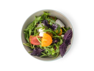 Beyaz arka planda lezzetli taze salata ile kase