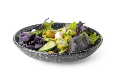 Beyaz arka planda lezzetli taze salata tabağı.