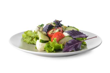 Beyaz arka planda lezzetli taze salata tabağı.