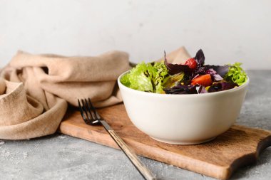 Masada lezzetli taze salatalı kase, yakın plan.