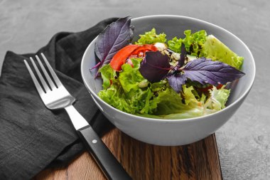 Koyu arkaplanda lezzetli taze salata, yakın plan.