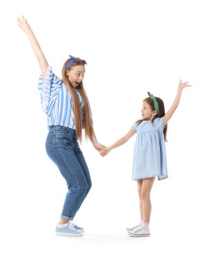 Dans eden genç kadın ve küçük kızı beyaz arka planda