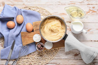 Yumuşak ahşap zemin üzerinde churros hazırlamak için gerekli malzemeler