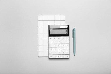 Açık arkaplan üzerine okul malzemeleri