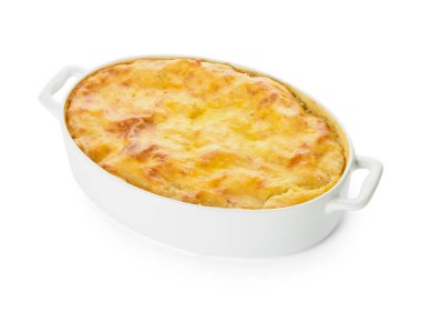 Beyaz arka planda patates püresi ile güveç.