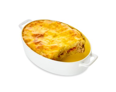 Beyaz arka planda patates püresi ile güveç.