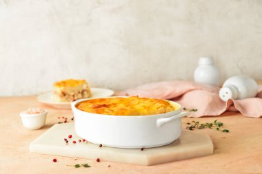 Masada patates püresi ve baharatlı güveç.