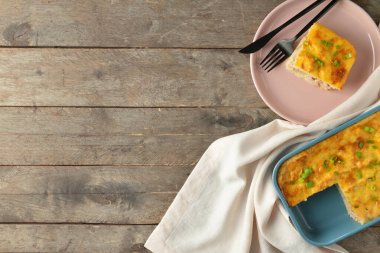 Ahşap zemin üzerinde patates püresi güveci ile tabak