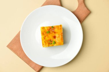 Renkli arka planda patates püresi ile tabak.