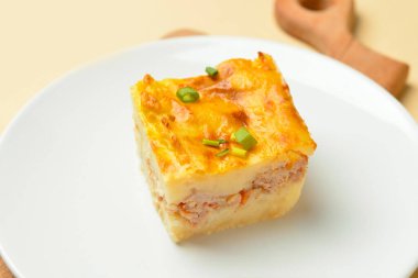 Tabakta patates püresi güveci var, yakın plan.