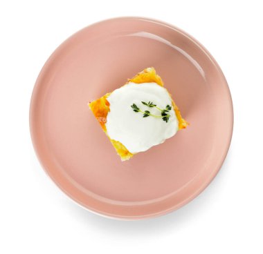 Tabakta patates püresi ve beyaz arka planda ekşi krema var.