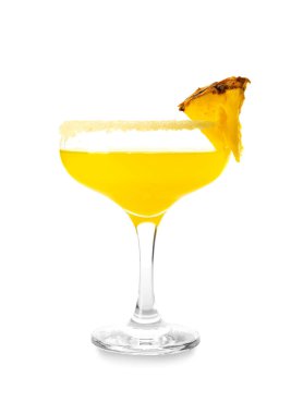 Beyaz arka planda bir bardak ananas kokteyli.