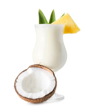 Beyaz arka planda lezzetli Pina Colada kokteyli.