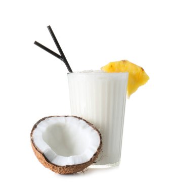 Beyaz arka planda lezzetli Pina Colada kokteyli.