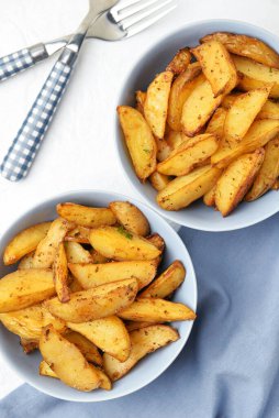 Hafif arka planda lezzetli fırında patates tabakları.
