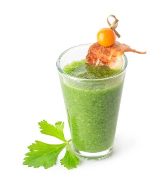 Beyaz arka planda domuz pastırması, bektaşi üzümü ve kereviz ile süslenmiş bir bardak Bloody Mary kokteyli.