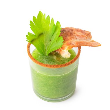 Beyaz arka planda domuz pastırması ve kerevizle süslenmiş bir bardak Bloody Mary kokteyli.