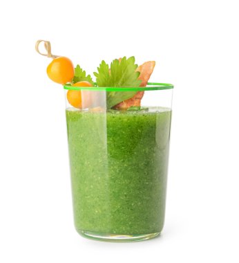 Beyaz arka planda domuz pastırması, bektaşi üzümü ve kereviz ile süslenmiş bir bardak Bloody Mary kokteyli.