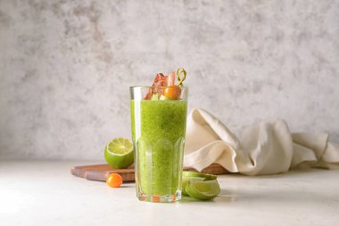 Hafif arka planda pastırmayla süslenmiş bir bardak Bloody Mary kokteyli.