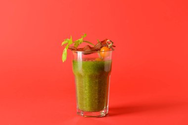 Arka planda pastırmayla süslenmiş bir bardak Bloody Mary kokteyli