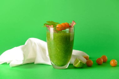 Arka planda pastırmayla süslenmiş bir bardak Bloody Mary kokteyli