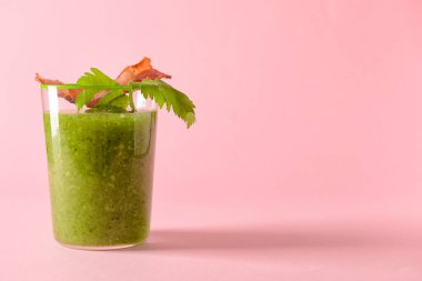 Arka planda pastırmayla süslenmiş bir bardak Bloody Mary kokteyli