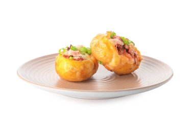 Beyaz arka planda fırında patates tabağı.