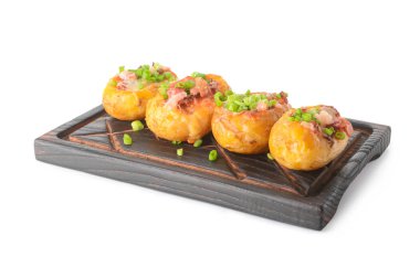 Beyaz zemin üzerinde fırında patates olan tahta