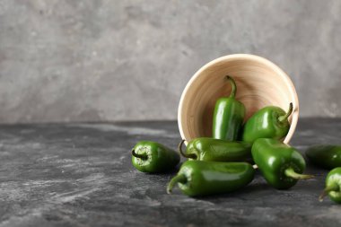 Gri arka planda yeşil biberli kase