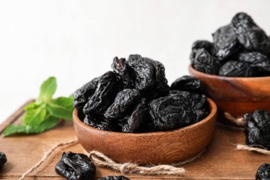 Hafif arka planda lezzetli kuru erikli kase, yakın plan.