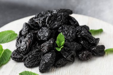 Lezzetli kuru erikli masa, yakın plan.