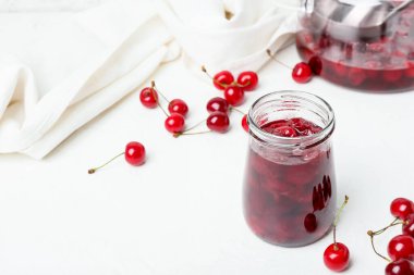 Hafif arka planda kiraz reçeli kavanozu